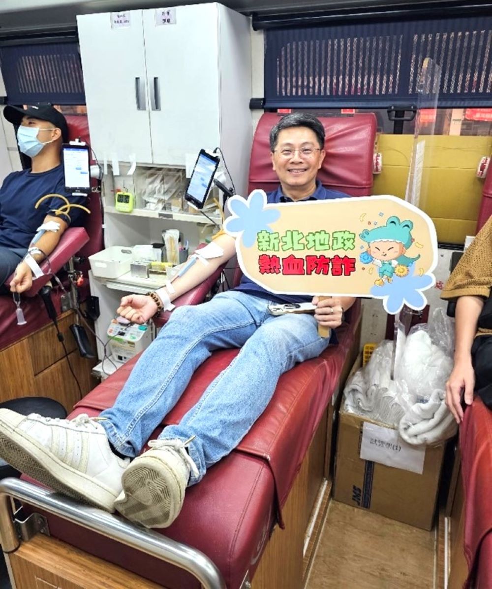 《圖說》地政局長汪禮國捲袖捐熱血，呼籲民眾做公益人也不忘保護自己。〈地政局提供〉