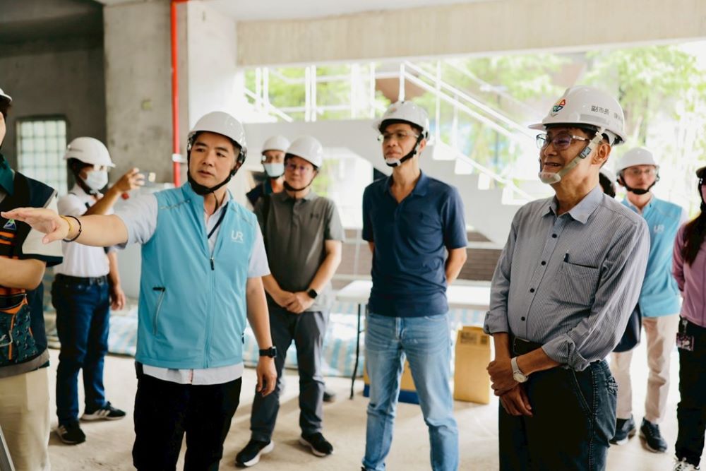 《圖說》副市長陳純敬仔細聽取工程進度簡報。〈城鄉局提供〉