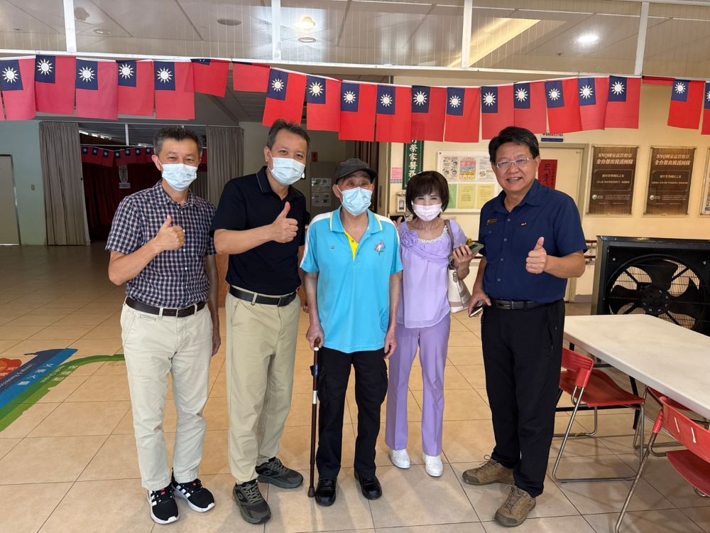 《圖說》李復鄉副處長(右一)、新竹榮家副家主任鍾翔宇(左二)、安養二堂堂長鄒建宏(左一)與吳伯伯(中)及友人共同合影。〈基隆榮服處提供〉