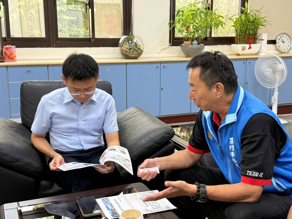 深化在地共構「安心御老」 基隆榮服處拜會基隆市衛生局 2 《圖說》基隆市榮民服務處處長方正(右)與基隆市衛生局局長張賢政(左)就「安心御老系統」,及榮民眷照護服務進行深入交流,期望建構更完善的照護網絡。〈基隆榮服處提供〉