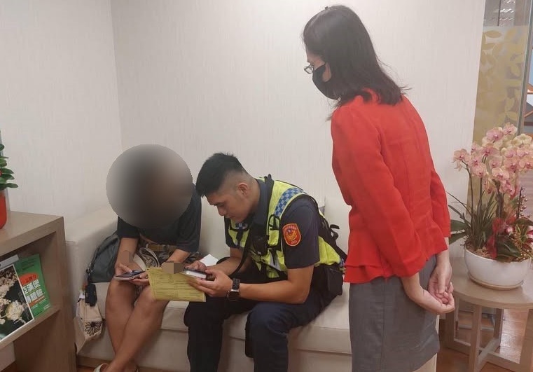 女誤踩假投資真詐財陷阱警銀成功保住五十萬美金