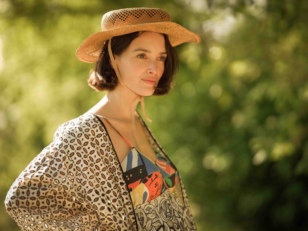 【妮基的重生】劇照 媒體方面則評論夏洛特所詮釋的妮基「既古怪、神經質又自由不羈，時而如精靈般迷人，又似女神般耀眼，攝影師以強烈對比呈現其內心糾結。」