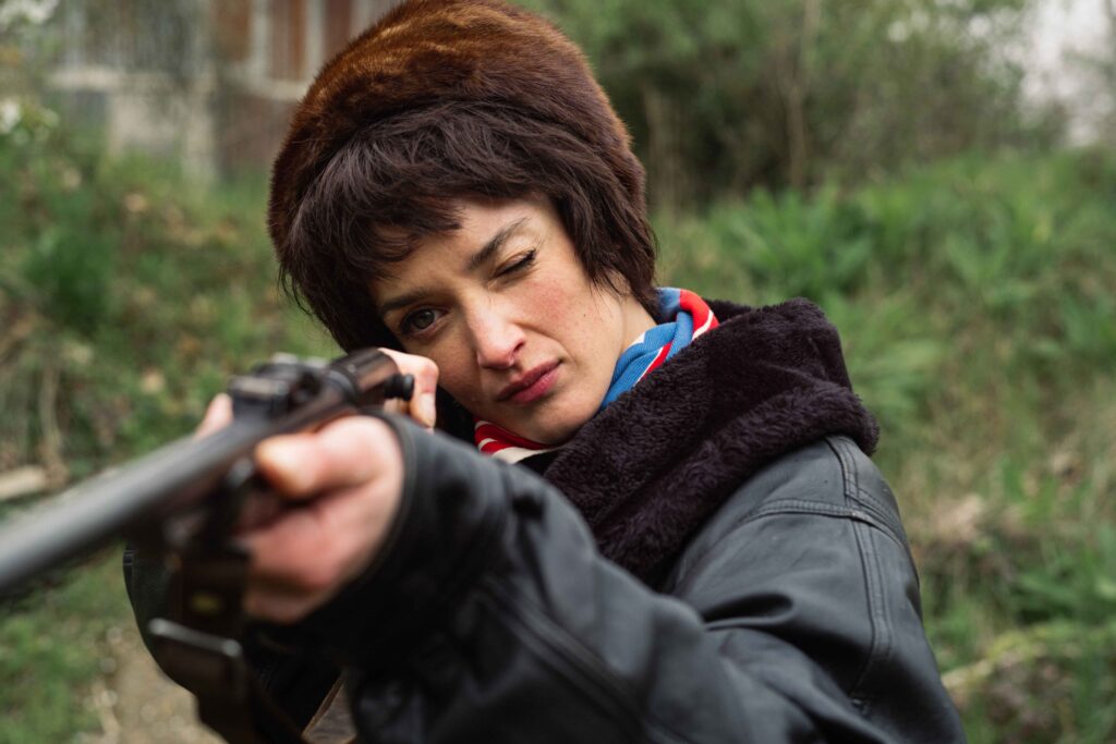 【妮基的重生】劇照 影聚焦1950年代的妮基，從時尚模特兒與年輕母親的身份出發，掙脫童年創傷，藝術中尋得自我療癒與自由