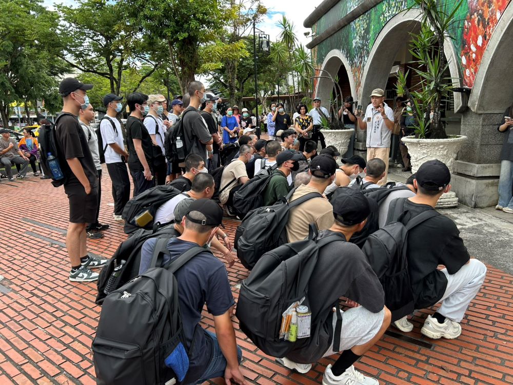 《圖說》宜蘭縣軍人服務站長何中南今日於宜蘭火車站歡送陸軍軍事訓練役男，溫馨叮嚀注意事項。〈宜蘭軍服站提供〉
