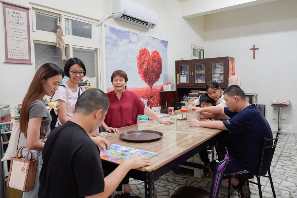 家庭托顧服務員董珮彤（左4）依靠著信仰 協助照顧3名重度自閉症患者 左1為新北市智障者家長協會社工周佳歆