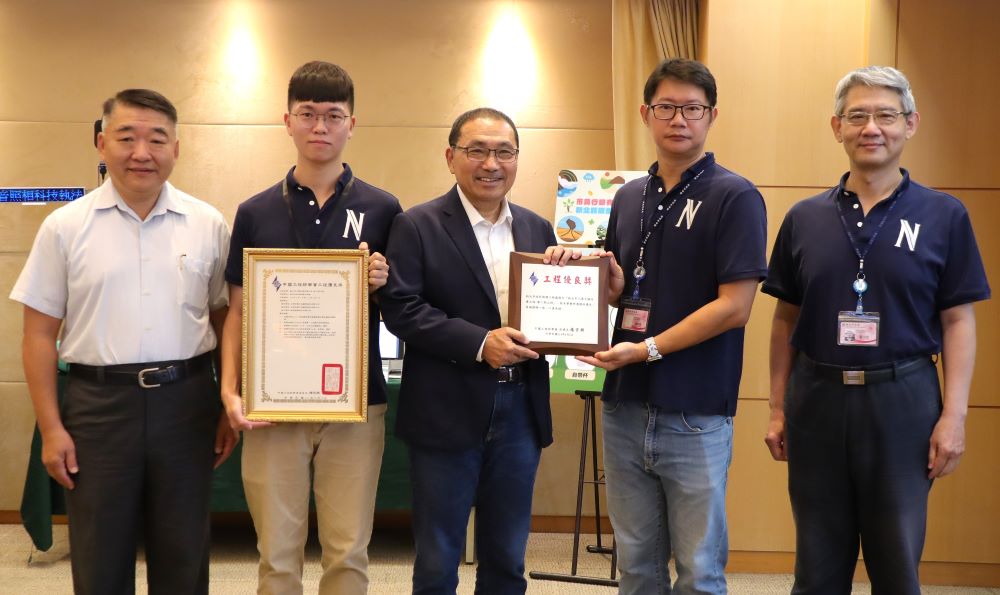 三鶯大橋二期獲獎、促參簽約數奪冠 工務局獻獎分享殊榮 2 《圖說》三鶯大橋改建工程二期獲得中國工程師學會114年度「工程優良獎」,工務局長馮兆麟(左)在市政會議中向市長侯友宜獻獎,將卓越成果獻給市府。〈工務局提供〉