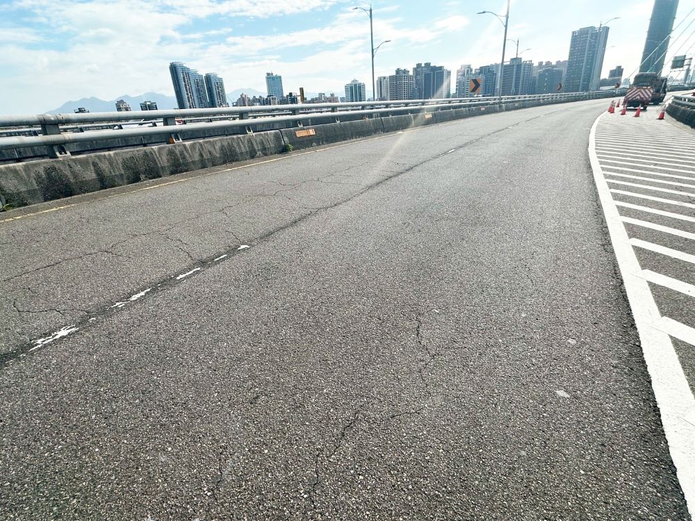 三重新北大橋雙向汽車道 8/11--12夜間封路銑鋪 1 《圖說》新北環快往三重方向施工前。〈工務局提供〉