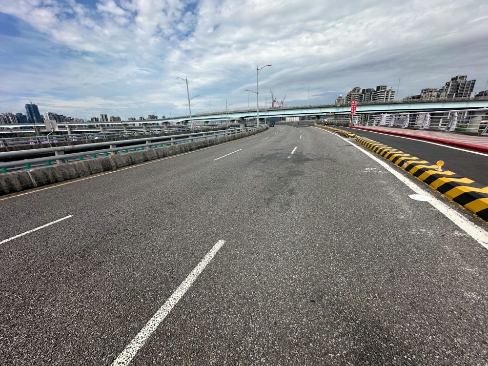 三重新北大橋雙向汽車道 8/11--12夜間封路銑鋪 2 《圖說》新北環快往板橋方向施工前。〈工務局提供〉