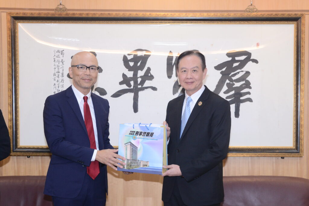 左起CODA代表執行長伊奈正晴、刑事局長周幼偉 1