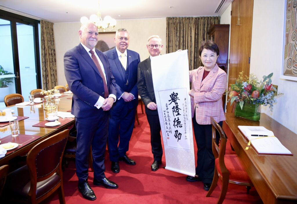 市長與議長 右二 等人合照 0