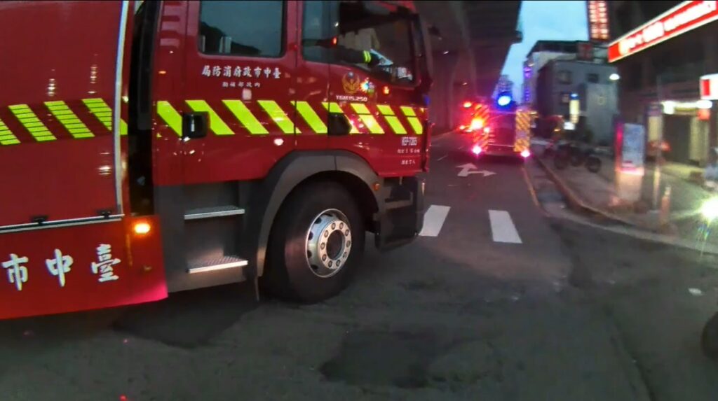 引擎室突然冒出濃煙警員鎖皓恆全力救助