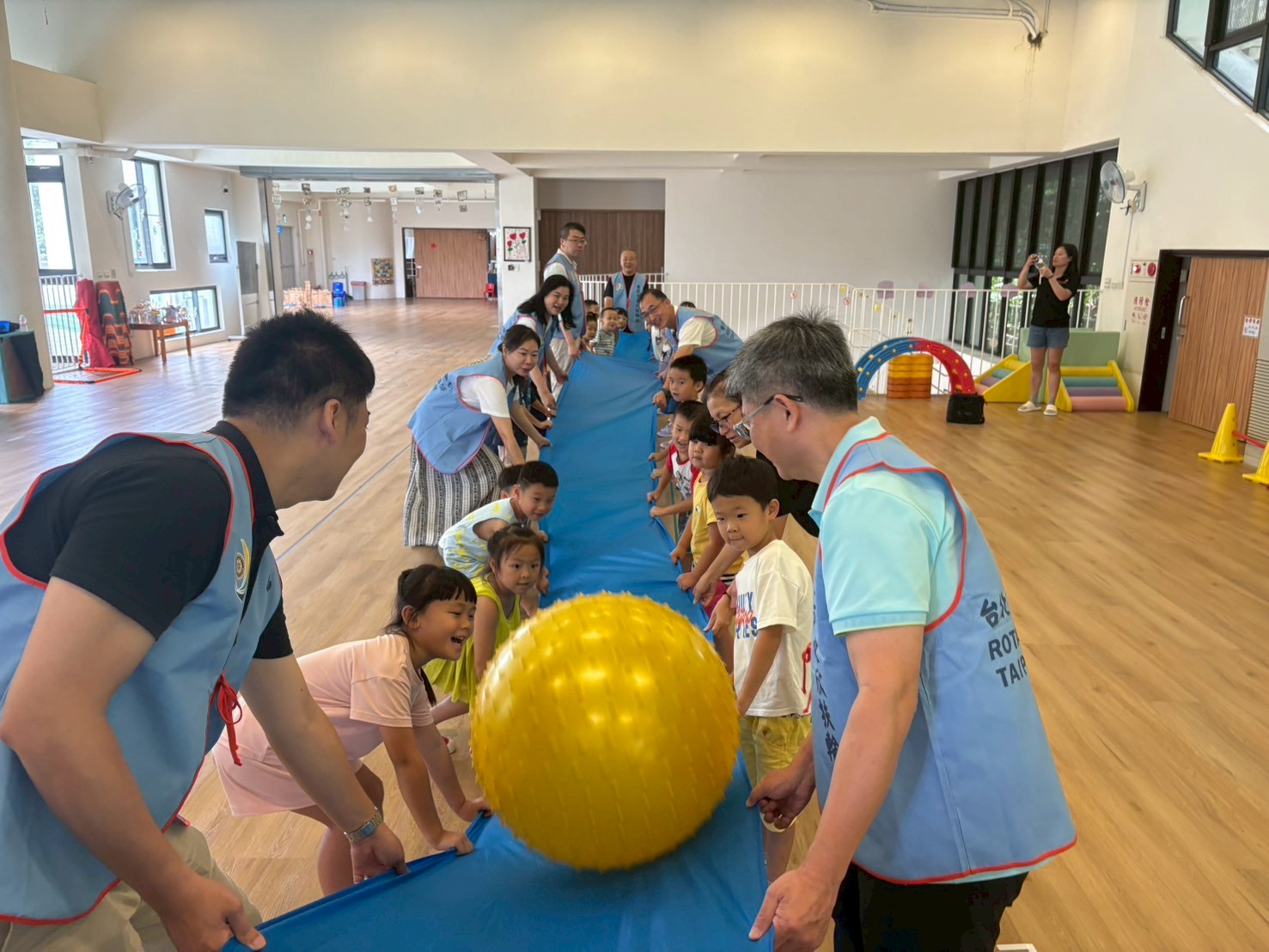 扶輪社社友開心與中山非營幼生合力完成任務挑戰 3