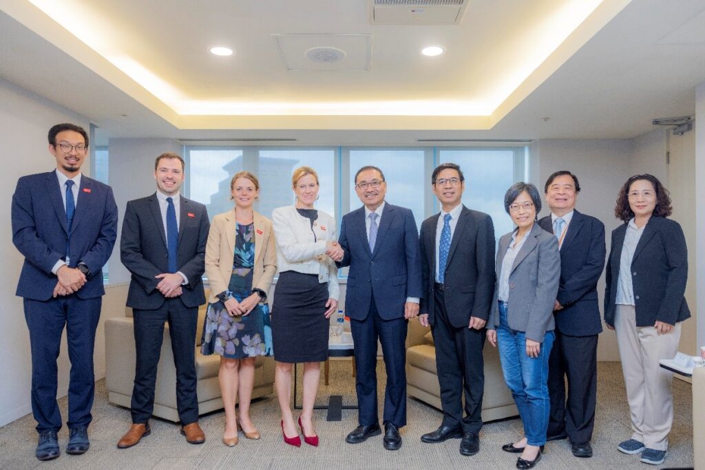 拜會結束後進行大合照