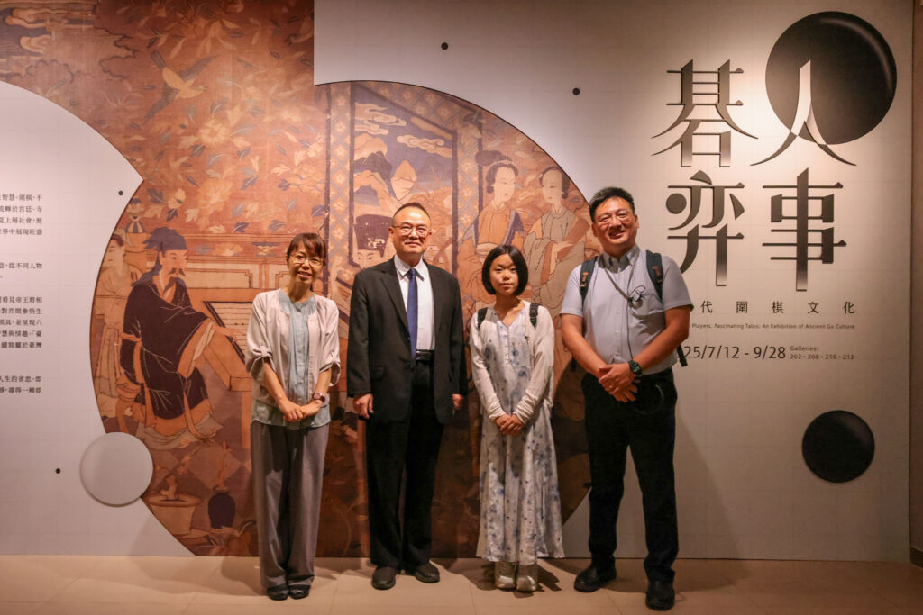 故宮圍棋特展迎重量級棋士!日本棋后小林泉美親子訪台共賞棋道 2 故宮蕭宗煌院長左2歡迎當代棋壇「碁」人參訪「碁人弈事」特展,圖為日本首位完成「