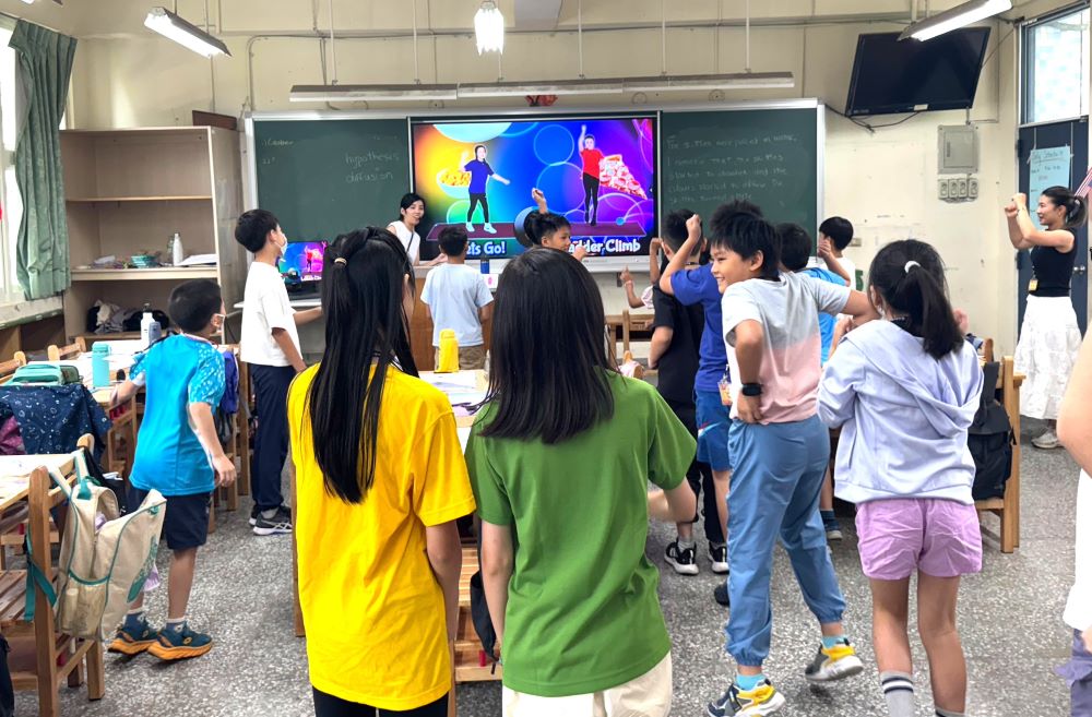 共育國際素養新世代 新北攜手加拿大打造資優SDGs夏令營 3 《圖說》英文單字運動遊戲活化課堂氣氛。〈教育局提供〉