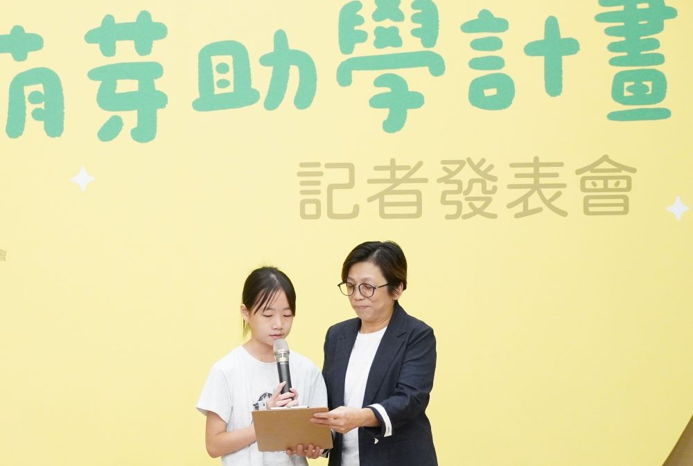 新北三大補教協會捐贈6,600萬希望萌芽助學資源 4 《圖說》學生代表小巧分享。〈教育局提供〉