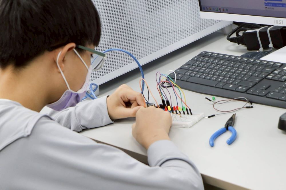 《圖說》東海高中辦理智慧控制家電體驗營，學生了解家電自動化與感測器設計的實作課程。〈教育局提供〉