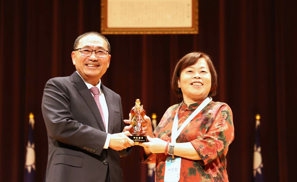 《圖說》退休校長蘆洲國中游玉英校長代表致詞表示，教育是利他與助人的幸福之路。〈教育局提供〉