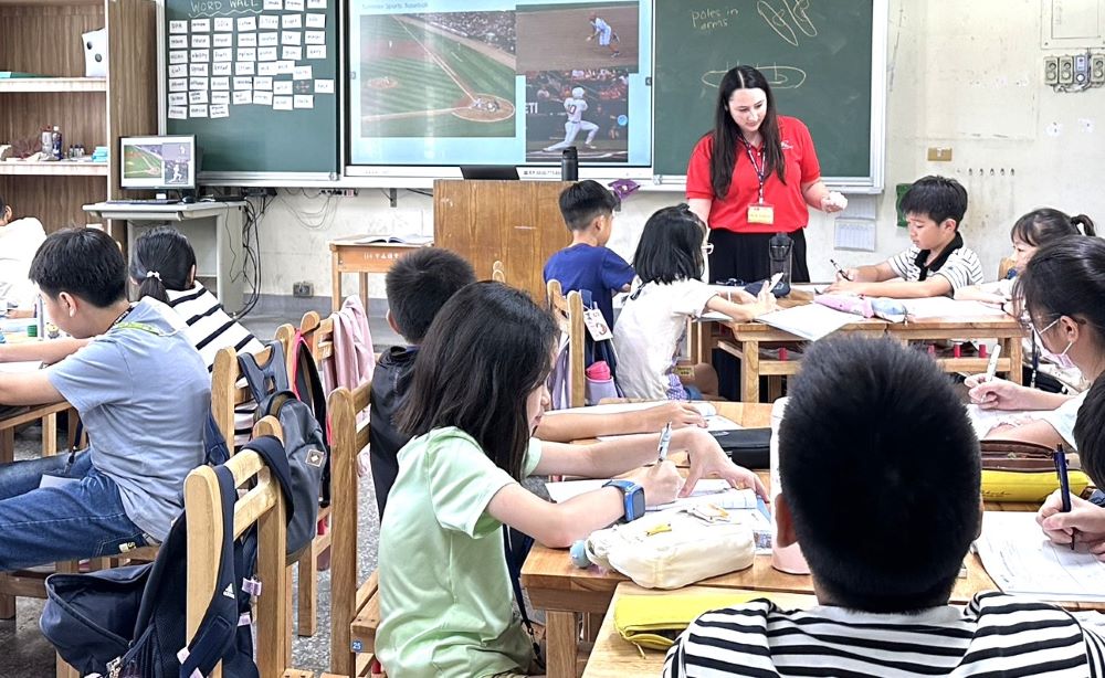 共育國際素養新世代 新北攜手加拿大打造資優SDGs夏令營 1 《圖說》教師帶領學生認識各國特色運動。〈教育局提供〉