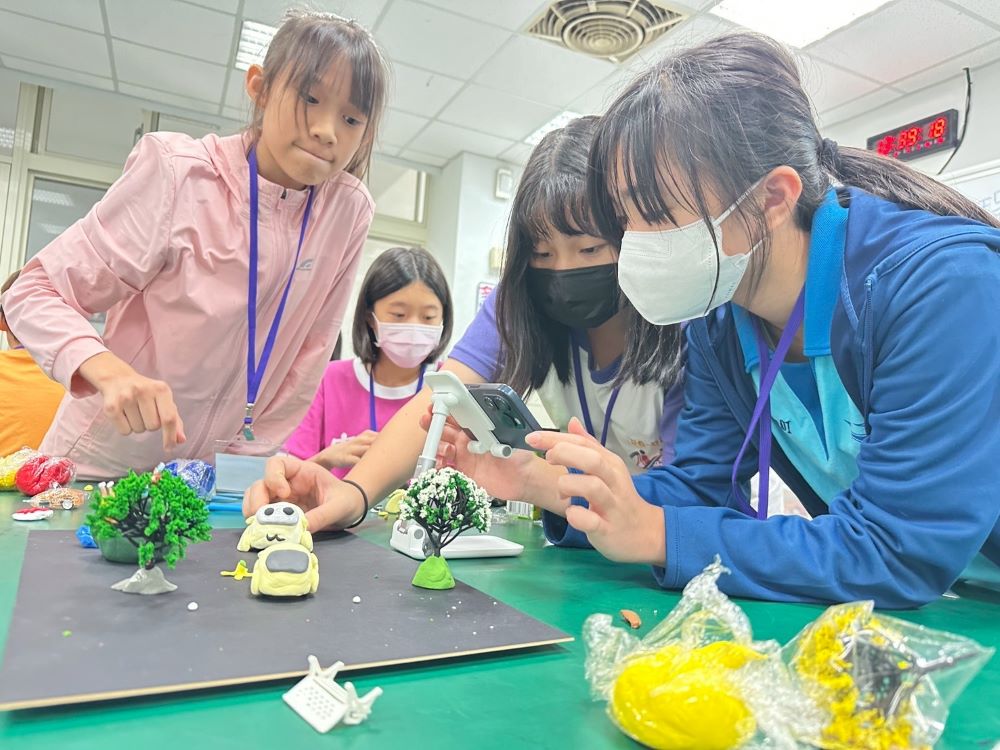 《圖說》穀保家商辦理偶黏土逐格動畫營隊。〈教育局提供〉