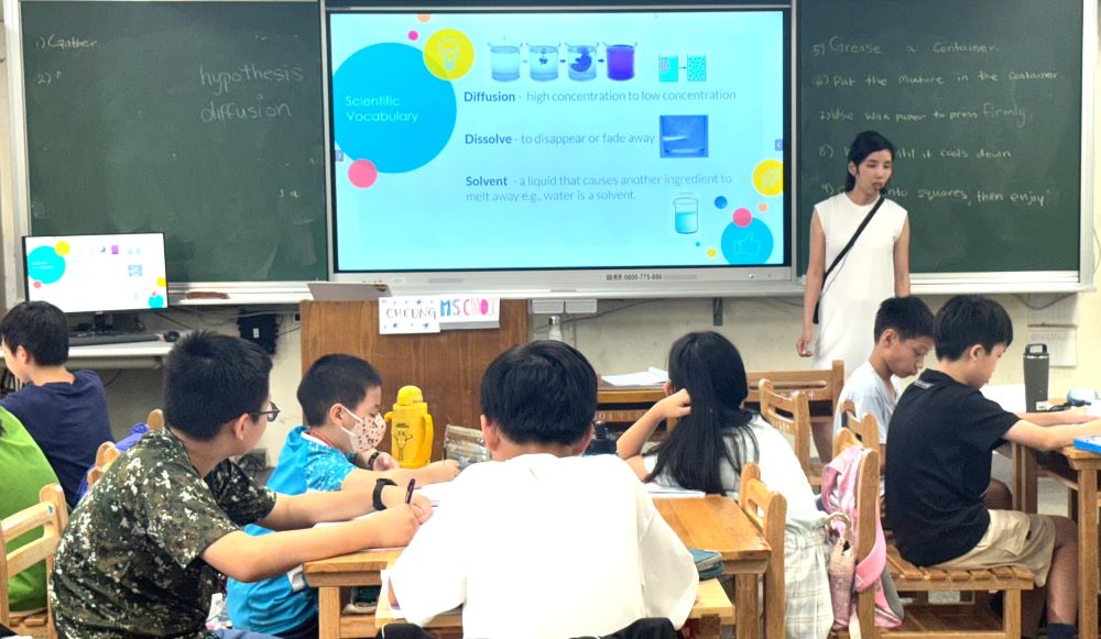 共育國際素養新世代 新北攜手加拿大打造資優SDGs夏令營 4 《圖說》自然課程實驗探究。〈教育局提供〉