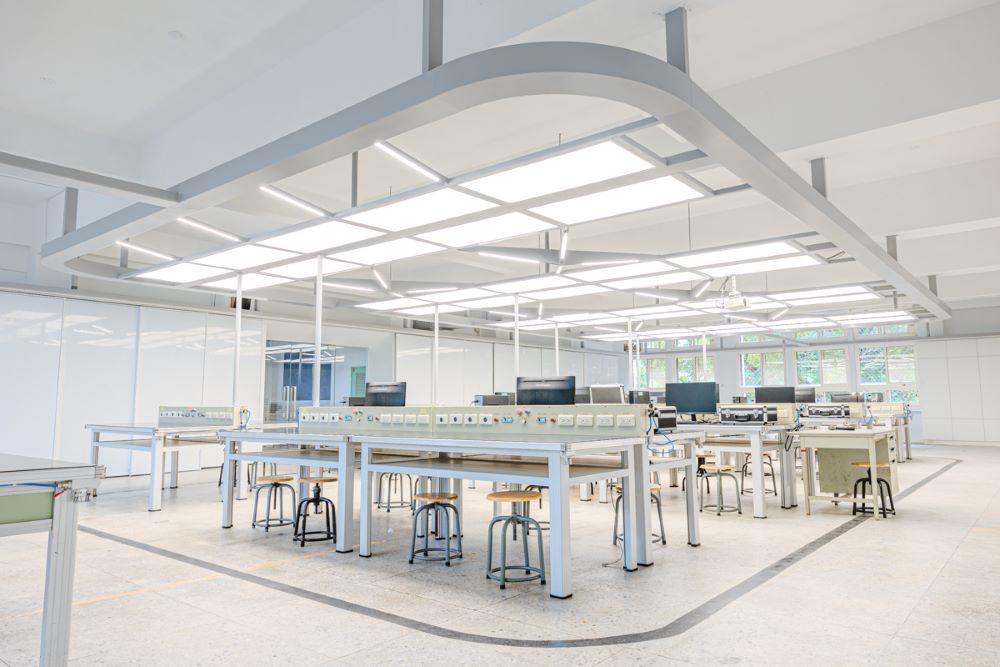 《圖說》淡水商工電機科更新機電整合實習工場榮獲德國2025年iF設計獎。〈教育局提供〉