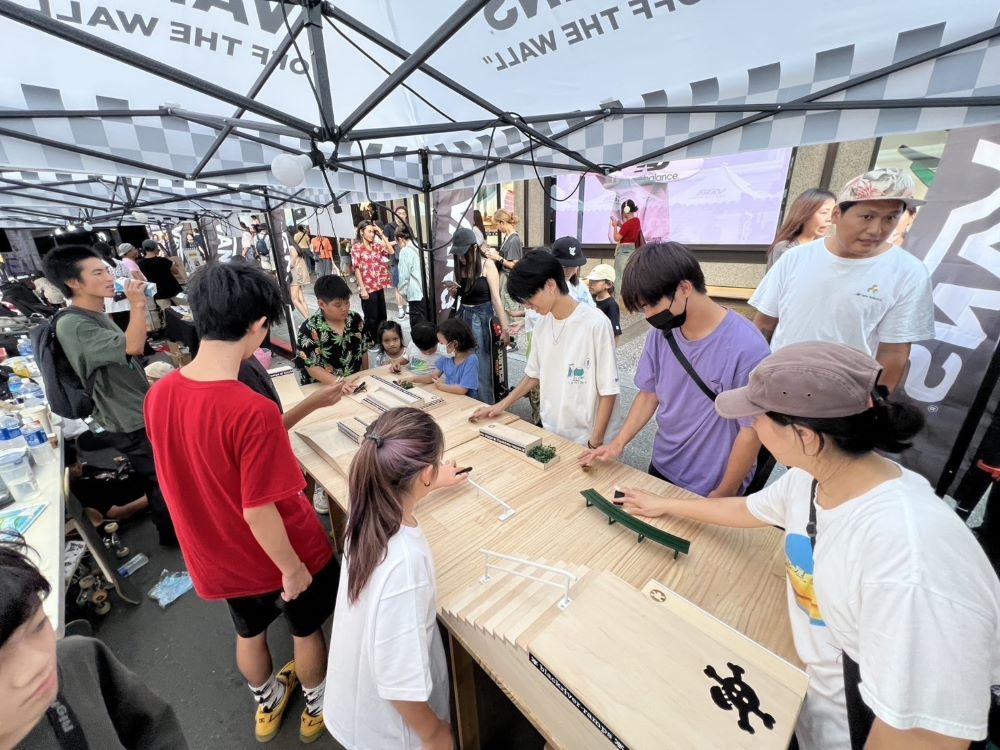 《圖說》除了表演活動外，府中廣場周邊也規劃塗鴉、Freestyle饒舌、手指鼓等體驗攤位。〈文化局提供〉