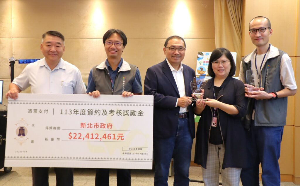 新北三鶯大橋二期獲獎、促參簽約數奪冠 工務局備受肯定 市政會議獻獎 3 新北市招商成果亮眼,榮獲財政部「特別獎-成就飛躍」,還連續兩年促參考核給予「特優」肯定。工務局長馮兆麟左率領同仁在市政會議中將獎項獻給市長侯友宜中