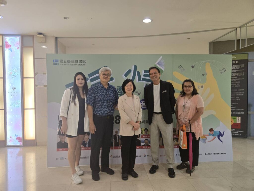 國臺圖舉辦「大手牽小手 閱讀親子音樂會」 8 曹館長與前來聆聽音樂會的阿根廷大使赫南德斯及其友人合影