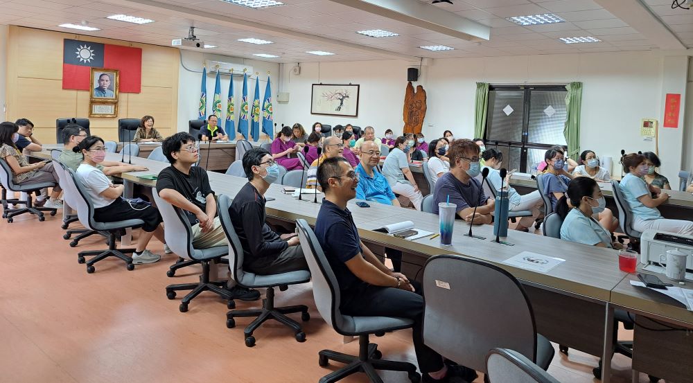《圖說》板橋榮家「圖利與便民」專案法紀教育，家主任陳桂美〈國旗正下方〉、副主任劉汝俊〈黃領者〉與同仁、委外人員及廠商代表熱情參與。〈板橋榮家提供〉