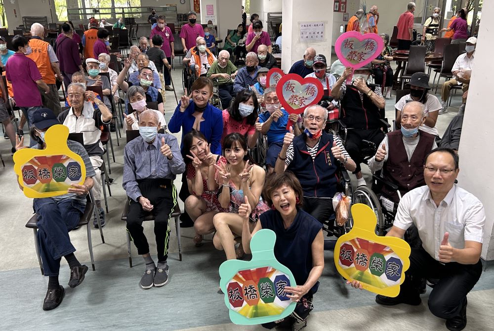 《圖說》板橋榮家家主任陳桂美〈前排中〉、副主任劉汝俊〈右1〉與2位美少女及長輩合影。〈板橋榮家提供〉