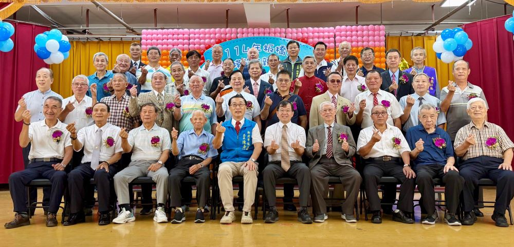 《圖說》板橋區37位模範父親共同合影，前排中為區長陳奇正，前排右五民政局長林耀長。〈板橋區公所提供〉