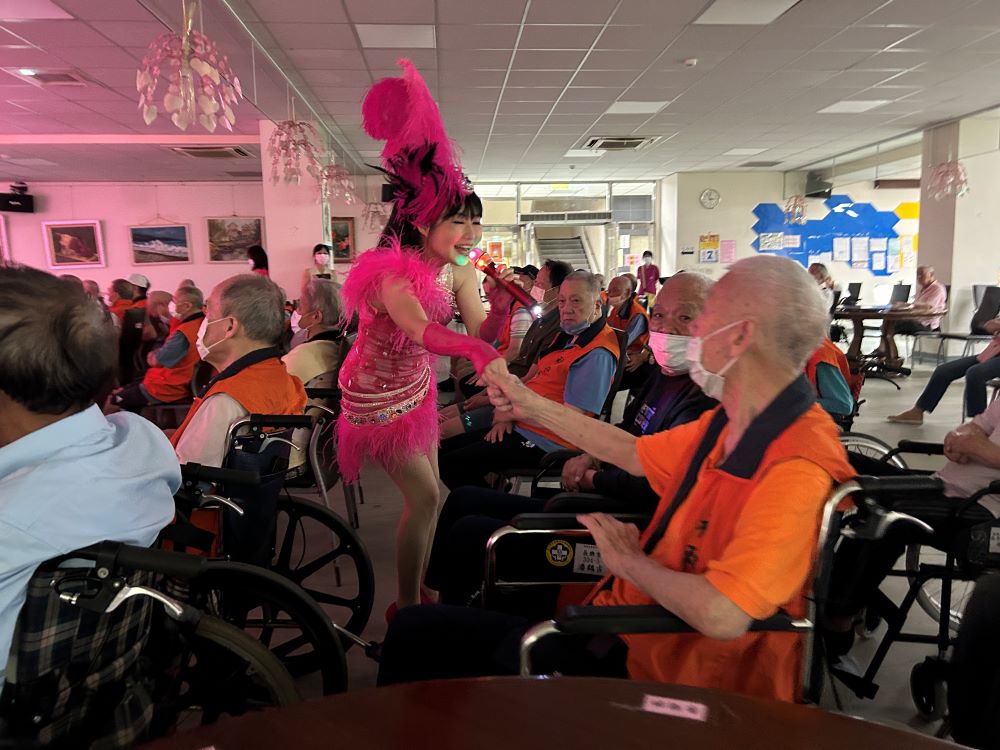 《圖說》美少女表演者關懷長輩。〈板橋榮家提供〉