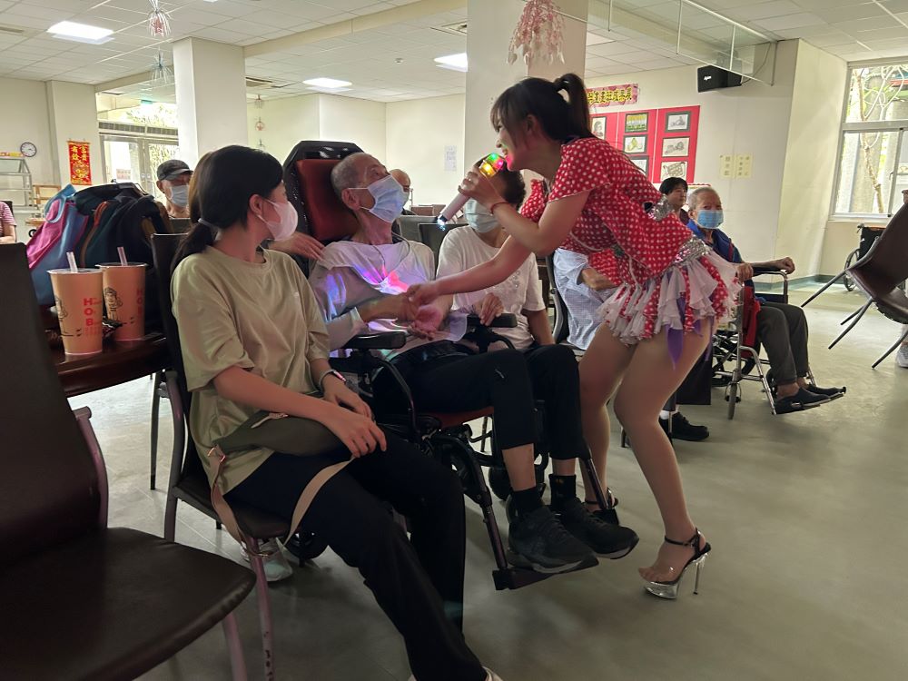 《圖說》美少女表演為長輩們帶來歡樂節慶。〈板橋榮家提供〉