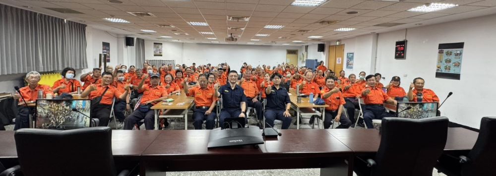 《圖說》分局長廖誌銘與義交常年訓練參訓人員合影。〈板橋分局提供〉