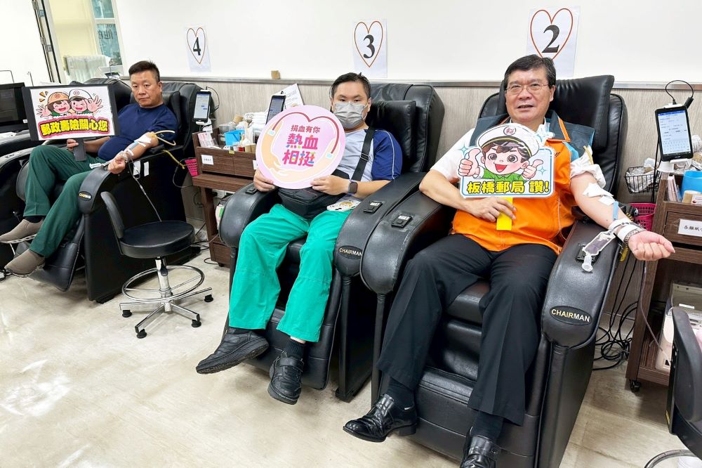 把愛傳出去 板橋郵局「捐熱血、郵愛心」至8/31 1 《圖說》板郵局長張清龍〈右一〉率領熱血郵務士拜訪板橋捐血站,以實際行動一同響應。〈板橋郵局提供〉