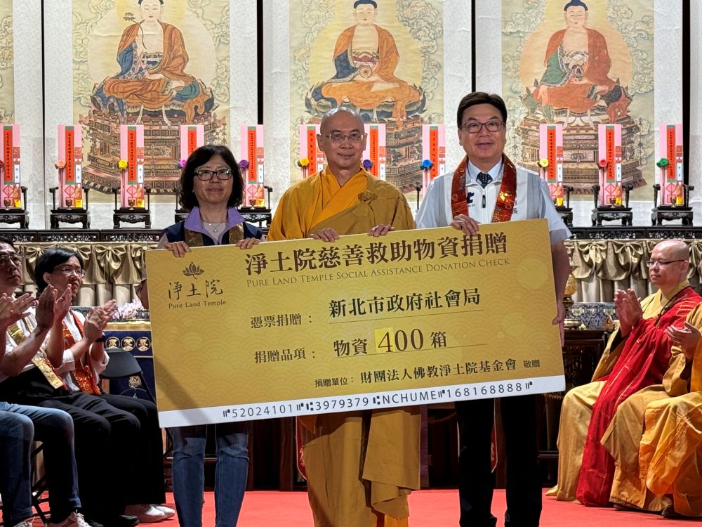 《圖說》淨土院捐贈400箱物資箱予社會局的愛心大平台，右一副市長劉和然、左一社會局副局長許秀能。〈民政局提供〉