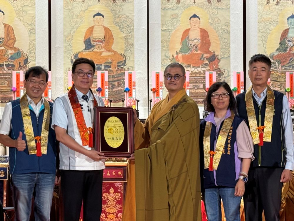 《圖說》劉和然副市長回贈淨土院感謝獎牌，左一民政局長林耀長。〈民政局提供〉