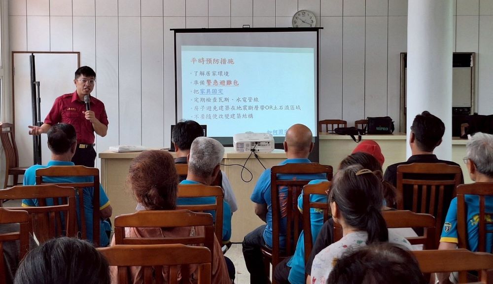 《圖說》消防員說明平時可以準備的預防措施。〈民政局提供〉