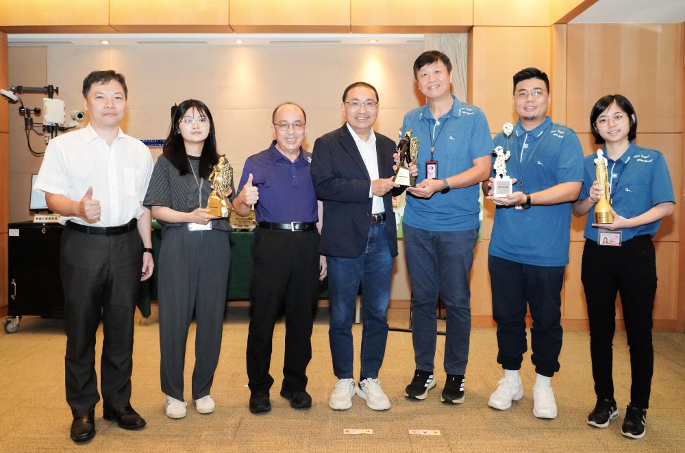 再獲國際肯定奪白金首獎 中港光雕獎不停! 1 《圖說》「中港大排光雕展」獲「羅馬設計獎」、「倫敦設計獎」及「美國繆思設計獎」三項國際,左三水利局長宋德仁、左一高灘處長黃裕斌。〈水利局提供〉