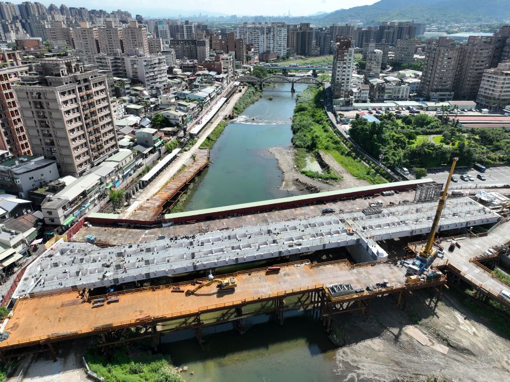 三峽觀光新活力 長福橋主橋力拚農曆年前部分通行 3 《圖說》主橋鋼構吊裝作業即將完成,力拼農曆年前開放部分行人通行。〈水利局提供〉