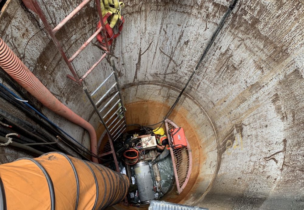 《圖說》施工人員在深達8米的工作井中進行地下管線推進。〈水利局提供〉