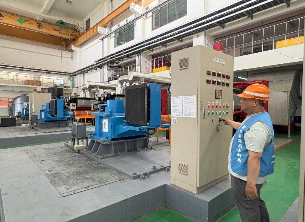 《圖說》塔寮坑二抽水站控盤檢查。〈水利局提供〉