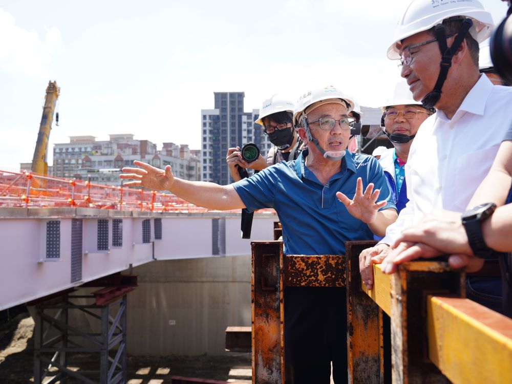 三峽觀光新活力 長福橋主橋力拚農曆年前部分通行 2 《圖說》水利局長宋德仁向市長侯友宜說明主橋工程進度。〈水利局提供〉