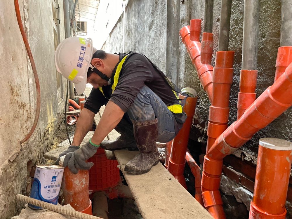 《圖說》施工人員在後巷中進行污水接管。〈水利局提供〉