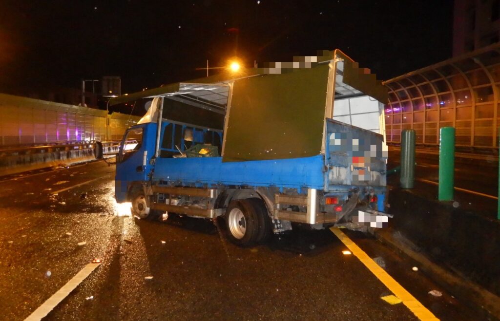 水果批發商駕車欲補貨疑視線不佳自撞分隔島