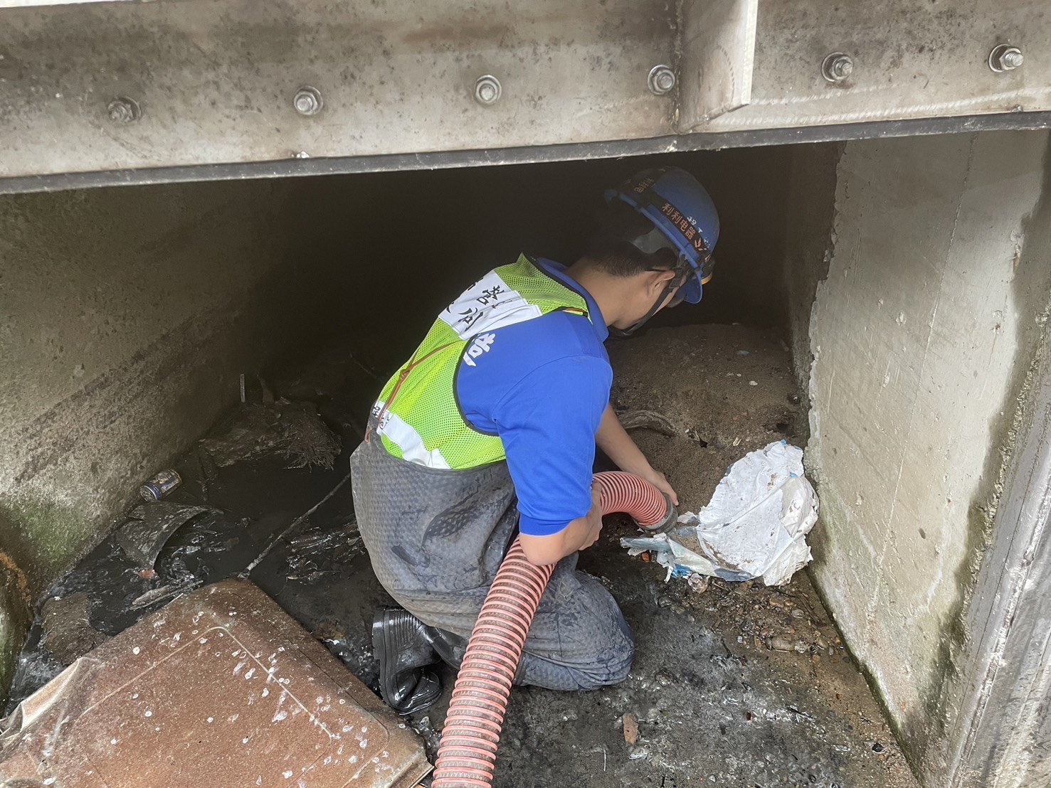 《圖說》利用清溝車清除雨水下水道內淤泥。〈水利局提供〉