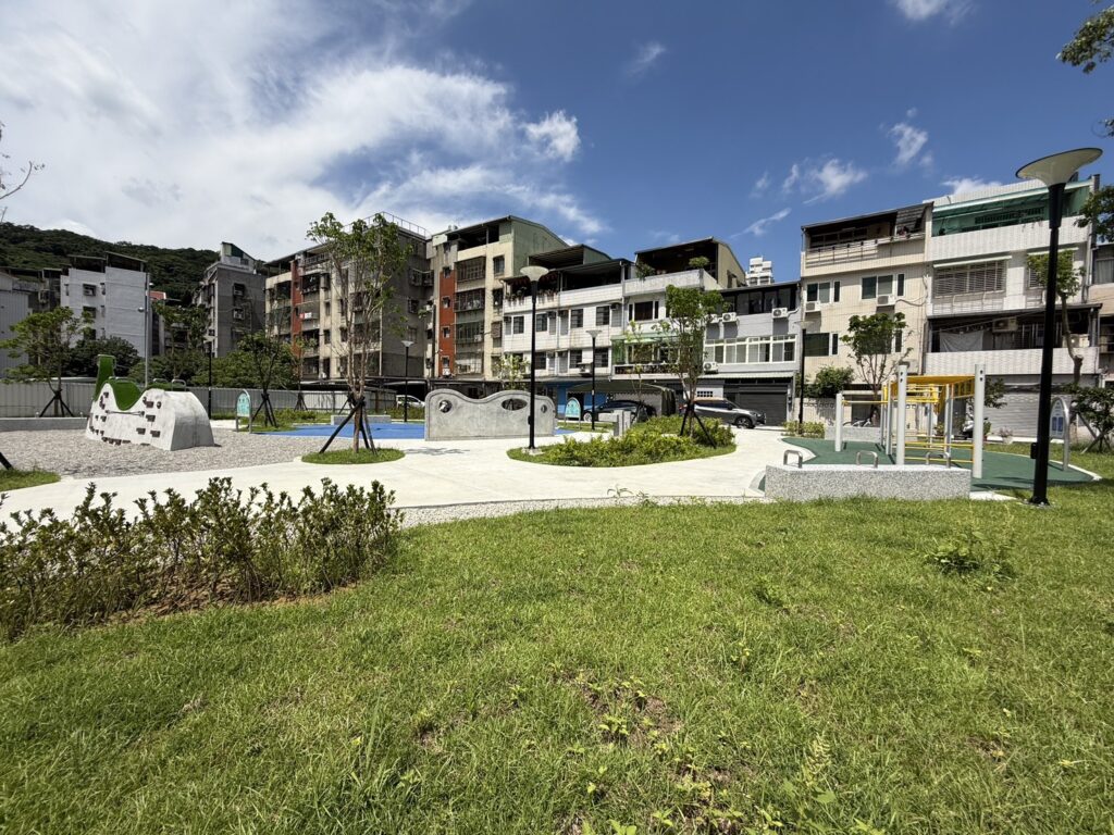 泰山區憲訓公園兼顧環境永續與防災機能，導入透水及保水設施，提升整體滯洪效能