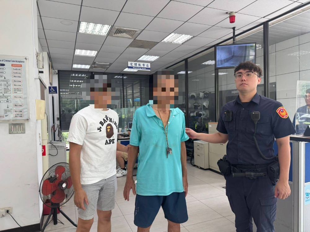 失智翁6天內二度走失 海山警及時協助返家 1 《圖說》海山警協助老翁載返回派出所,並通知家屬帶回照顧。〈海山分局提供〉