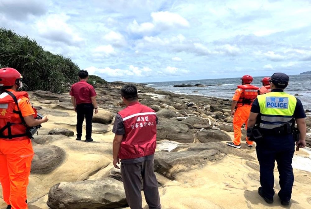 《圖說》新北消防局、警察局及區公所海巡署於沿岸勸導撤離民眾。〈消防局提供〉